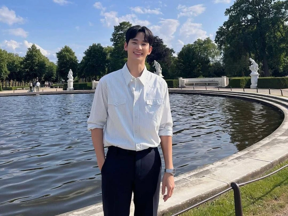 Kim Soo Hyun vào viện điều trị tâm lý, diện mạo giờ gầy sọp thê thảm Kim Soo Hyun vào viện điều trị tâm lý, diện mạo giờ gầy sọp thê thảm