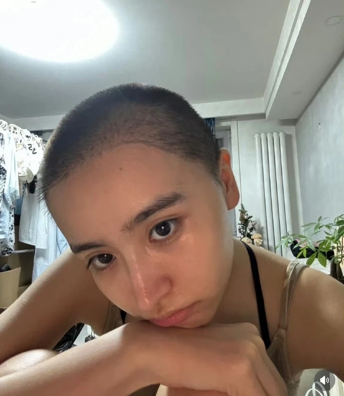 Kim Tử Hàm ra tín hiệu cầu cứu qua một bài hát, cuộc sống đang bị kiểm soát Kim Tử Hàm ra tín hiệu cầu cứu qua một bài hát, cuộc sống đang bị kiểm soát