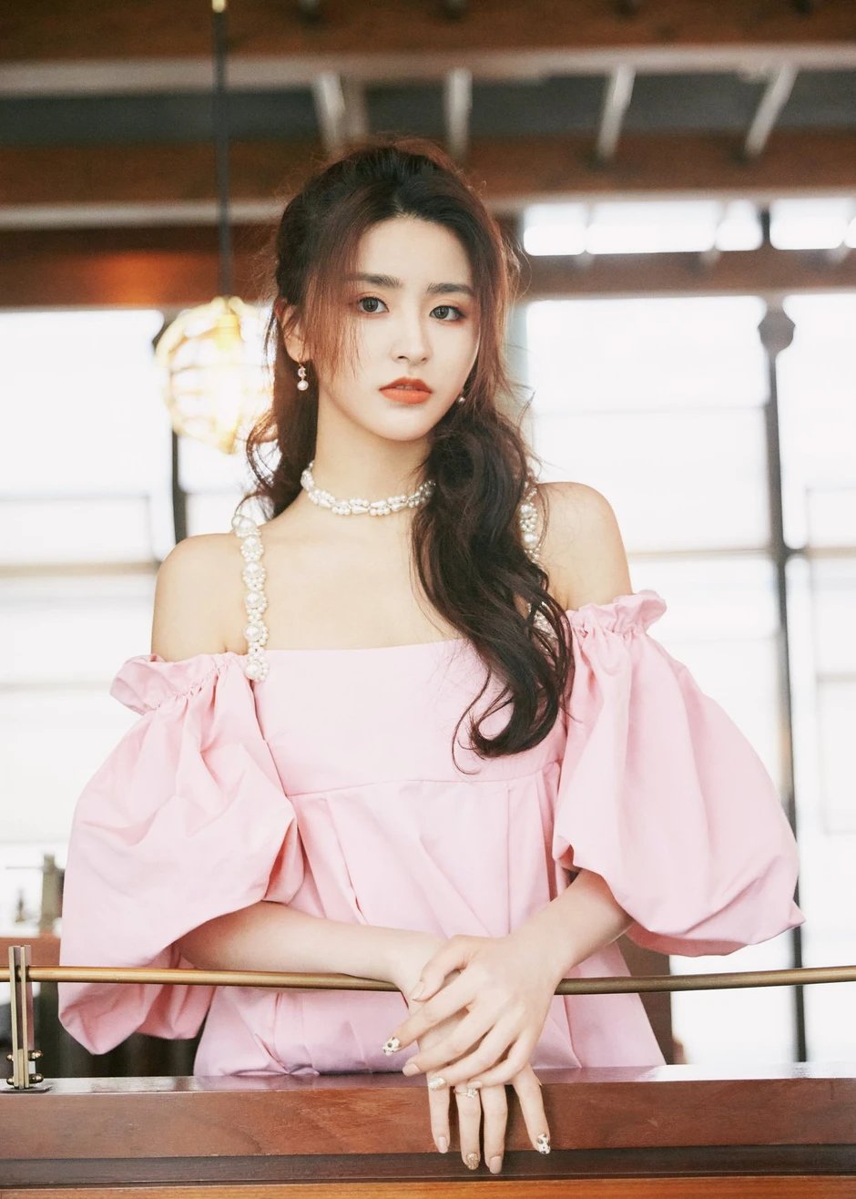 Kim Tử Hàm ra tín hiệu cầu cứu qua một bài hát, cuộc sống đang bị kiểm soát Kim Tử Hàm ra tín hiệu cầu cứu qua một bài hát, cuộc sống đang bị kiểm soát