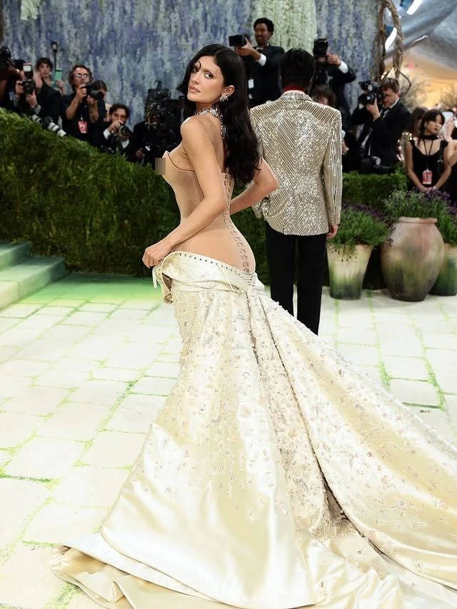Kylie Jenner sợ hãi lời nguyền Met Gala, vội cất "chàng thơ" Timothée Chalamet ở nhà? Kylie Jenner sợ hãi lời nguyền Met Gala, vội cất "chàng thơ" Timothée Chalamet ở nhà?