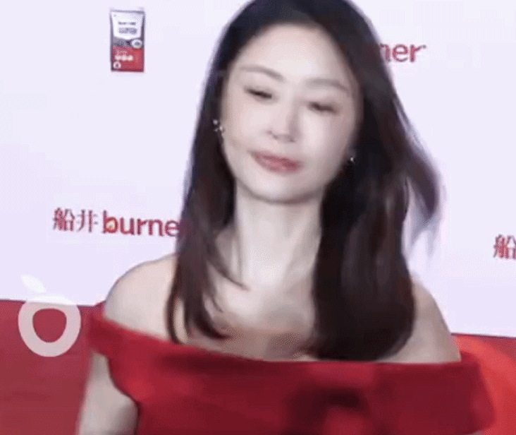 Lâm Tâm Như đang làm gì với gương mặt của mình vậy? Lâm Tâm Như đang làm gì với gương mặt của mình vậy?