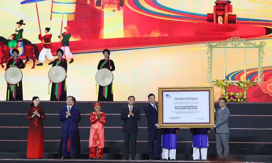 Lễ đón nhận Bằng của UNESCO và khai mạc Festival 'Về miền di sản Bắc Ninh - 2026' Lễ đón nhận Bằng của UNESCO và khai mạc Festival 'Về miền di sản Bắc Ninh - 2026'