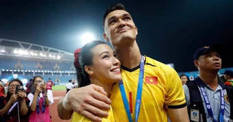 Lê Giang Patrik không nói yêu MC Hoàng Oanh nhưng mọi hành động đều là yêu trước hàng ngàn người ở sân Mỹ Đình