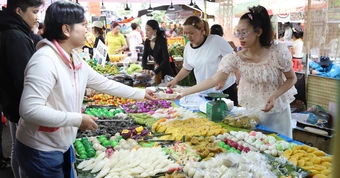 Lễ hội bánh dân gian Nam Bộ 2026 có bản đồ Việt Nam làm từ xôi nặng 700kg, với 34 màu sắc