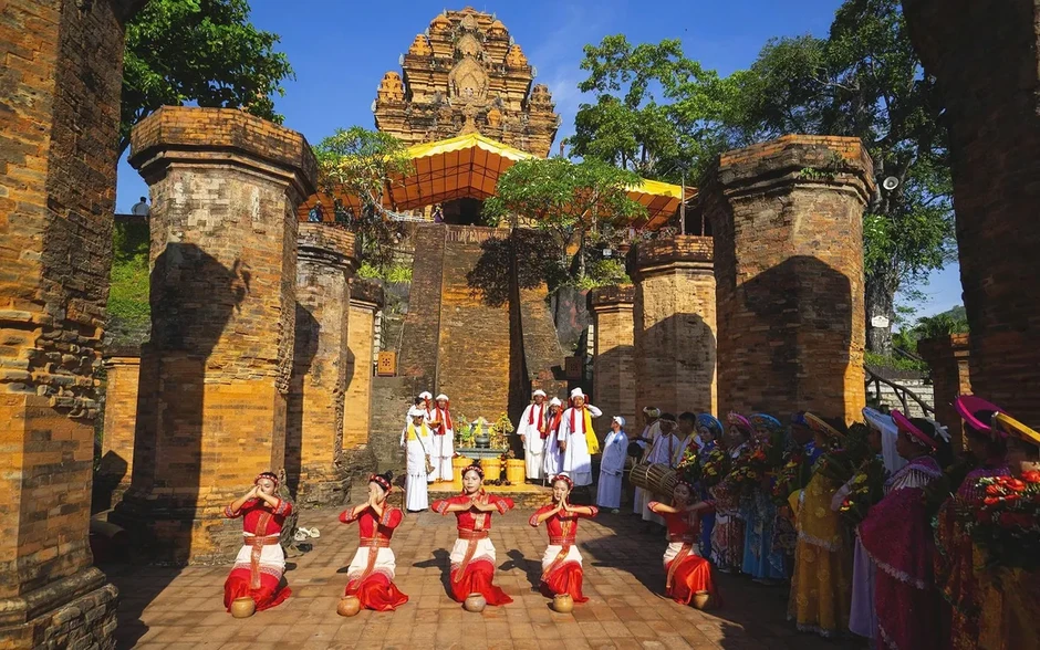 Lễ hội Tháp Bà Pô Nagar thu hút đông đảo người dân hướng về Mẹ xứ sở Lễ hội Tháp Bà Pô Nagar thu hút đông đảo người dân hướng về Mẹ xứ sở