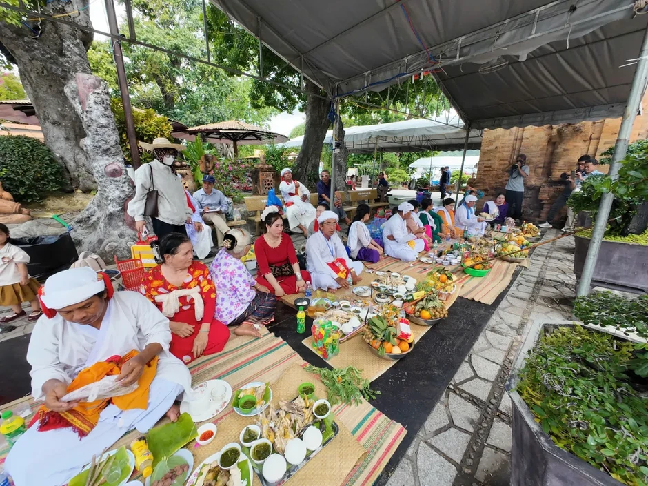 Lễ hội Tháp Bà Pô Nagar thu hút đông đảo người dân hướng về Mẹ xứ sở Lễ hội Tháp Bà Pô Nagar thu hút đông đảo người dân hướng về Mẹ xứ sở