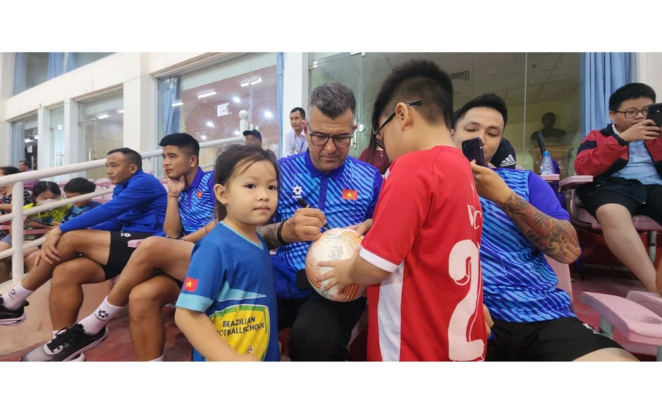 Lịch trực tiếp FIFA World Cup 2026™ ngày 18/6: Messi gọi - C.Ronaldo có trả lời? ; Đại chiến Anh - Croatia Lịch trực tiếp FIFA World Cup 2026™ ngày 18/6: Messi gọi - C.Ronaldo có trả lời? ; Đại chiến Anh - Croatia