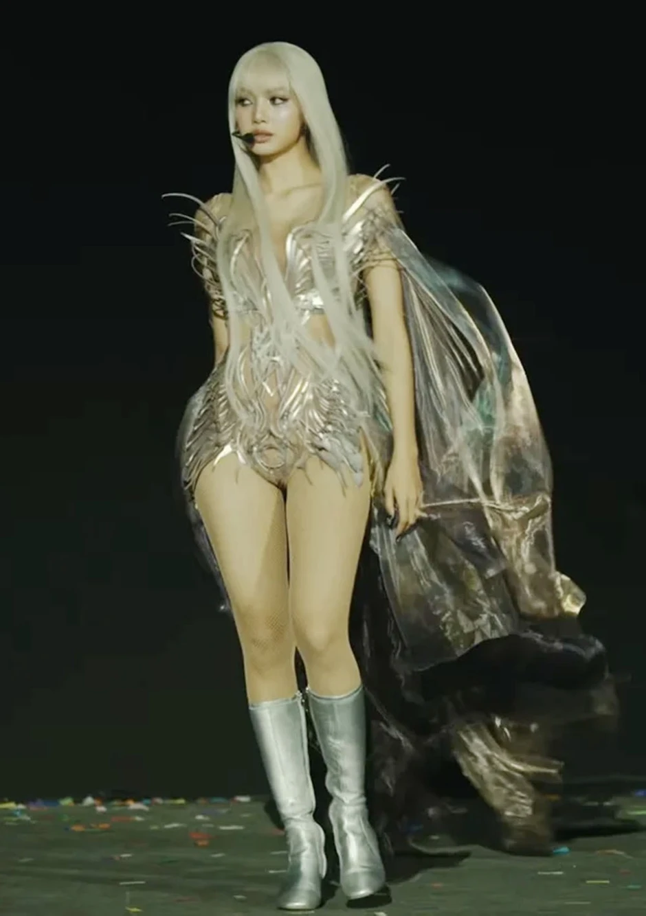 Lisa gây ấn tượng mạnh tại Coachella với tạo hình "giống trí tuệ nhân tạo" Lisa gây ấn tượng mạnh tại Coachella với tạo hình "giống trí tuệ nhân tạo"