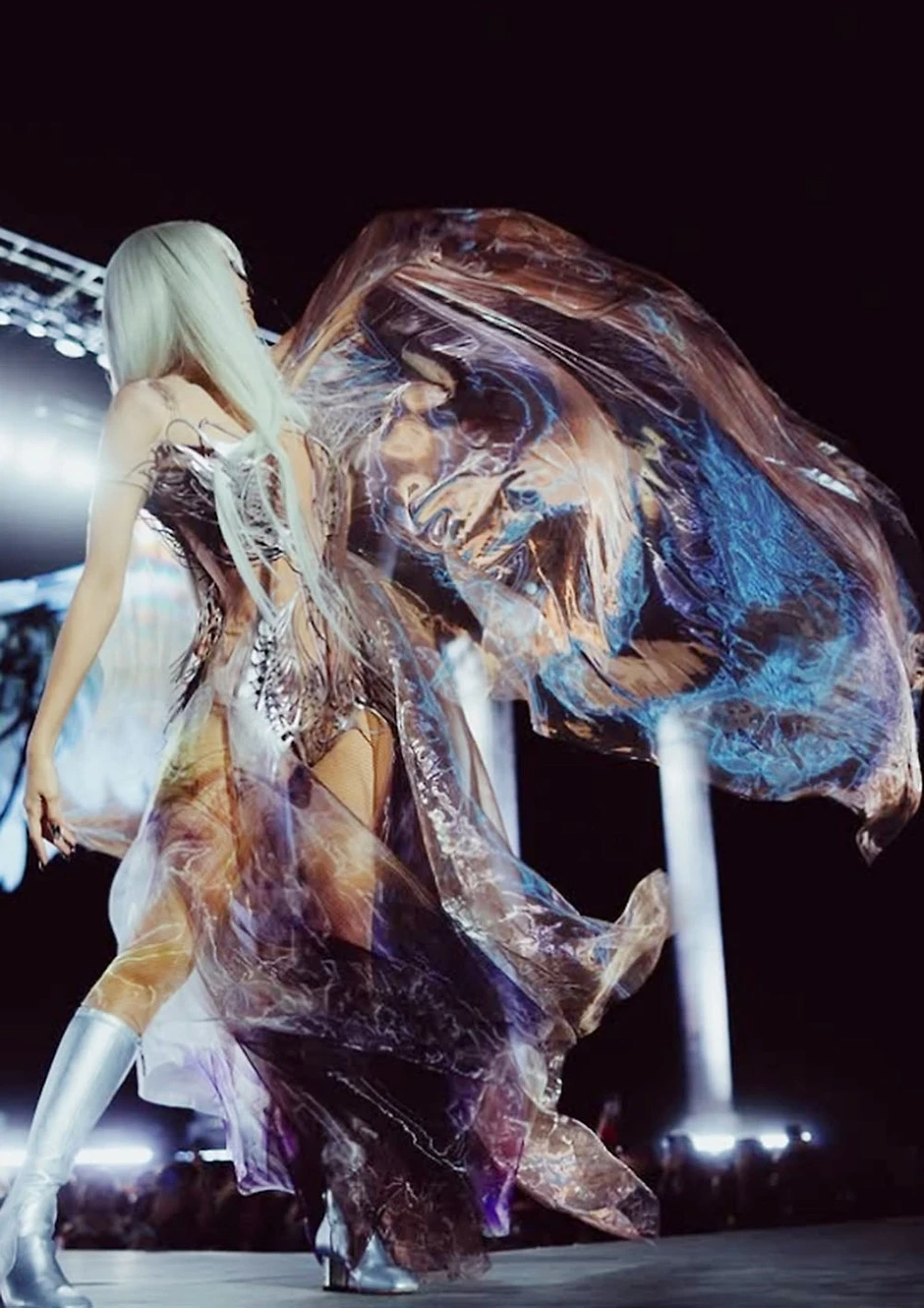 Lisa gây ấn tượng mạnh tại Coachella với tạo hình "giống trí tuệ nhân tạo" Lisa gây ấn tượng mạnh tại Coachella với tạo hình "giống trí tuệ nhân tạo"