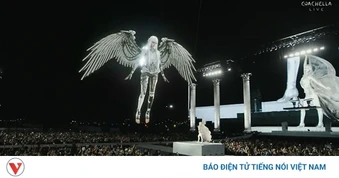 Lisa gây ấn tượng mạnh tại Coachella với tạo hình "giống trí tuệ nhân tạo"