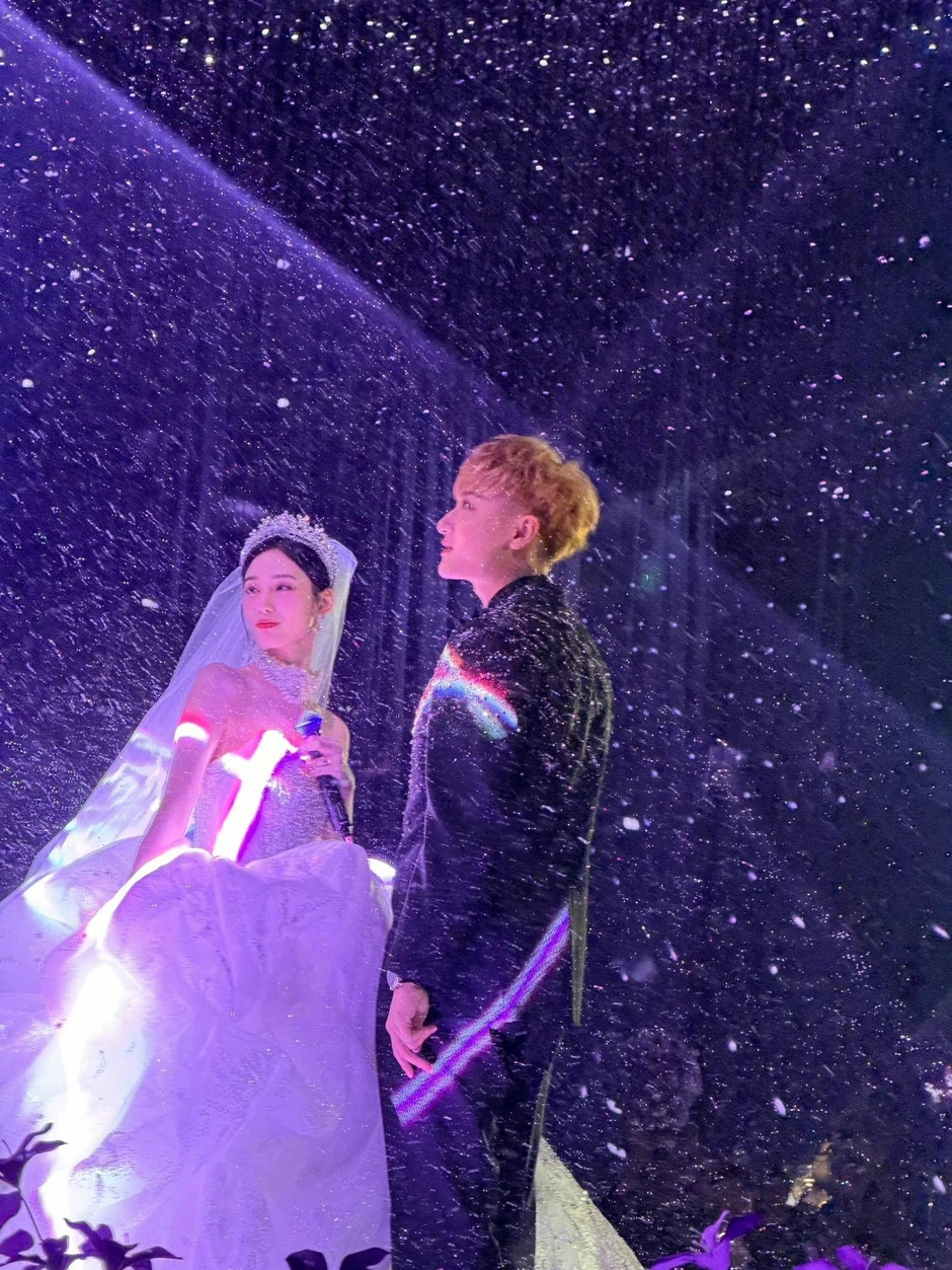 Lo cho "anh sếp showbiz": Tiều tụy rệu rã đến mức đi lại không nổi bên nàng thơ gen Z Lo cho "anh sếp showbiz": Tiều tụy rệu rã đến mức đi lại không nổi bên nàng thơ gen Z