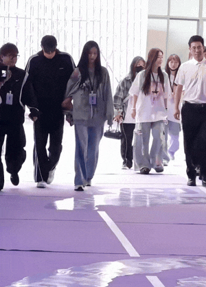 Lo cho "anh sếp showbiz": Tiều tụy rệu rã đến mức đi lại không nổi bên nàng thơ gen Z Lo cho "anh sếp showbiz": Tiều tụy rệu rã đến mức đi lại không nổi bên nàng thơ gen Z