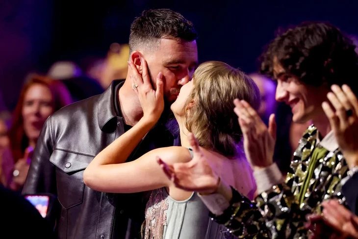 Lộ diện váy cưới của Taylor Swift trong 'hôn lễ thế kỷ' với Travis Kelce