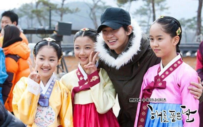 Loạt dấu hiệu đáng ngờ của Kim Soo Hyun với những ngôi sao trẻ tuổi Loạt dấu hiệu đáng ngờ của Kim Soo Hyun với những ngôi sao trẻ tuổi