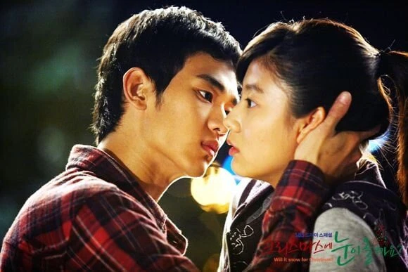 Loạt dấu hiệu đáng ngờ của Kim Soo Hyun với những ngôi sao trẻ tuổi Loạt dấu hiệu đáng ngờ của Kim Soo Hyun với những ngôi sao trẻ tuổi