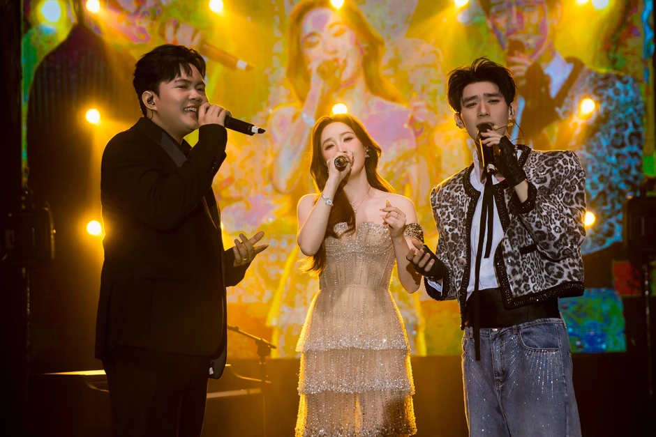 LOHAN hát live gần 20 ca khúc, mashup loạt hit cùng Bảo Thy và Lương Bích Hữu