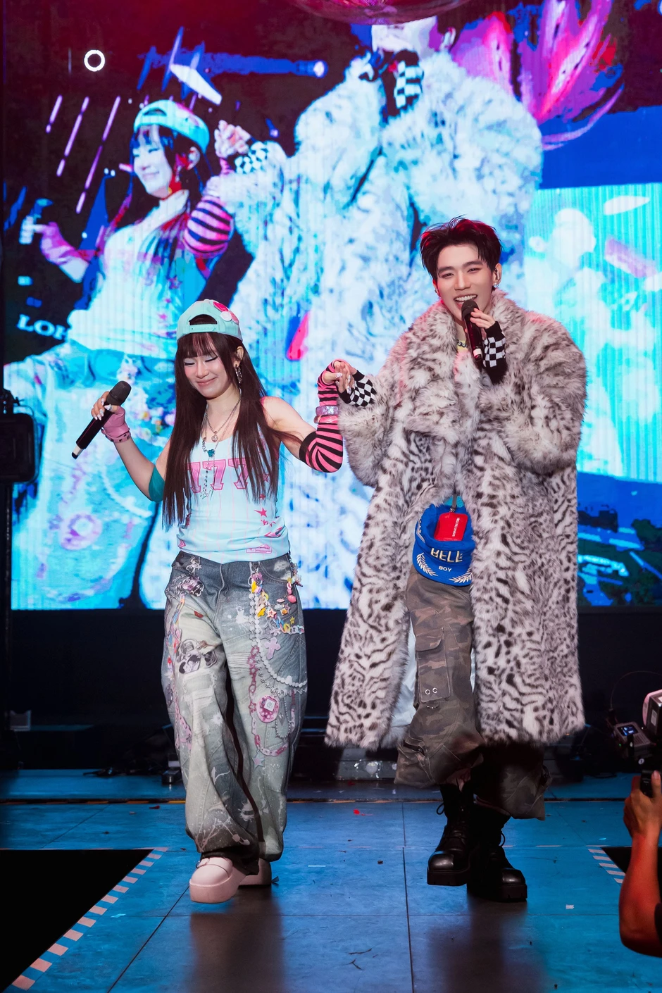 LOHAN hát live gần 20 ca khúc, mashup loạt hit cùng Bảo Thy và Lương Bích Hữu