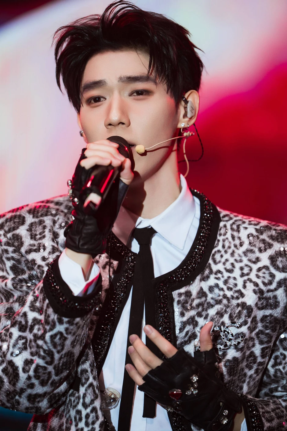 LOHAN hát live gần 20 ca khúc, mashup loạt hit cùng Bảo Thy và Lương Bích Hữu