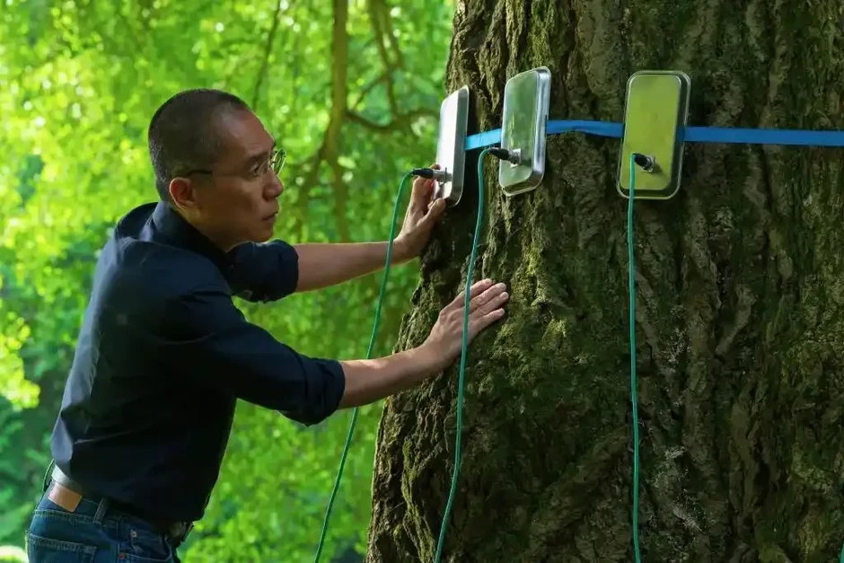 Lối sống khác lạ của Lương Triều Vỹ: tắt điện thoại, trốn trong nhà cuối tuần Lối sống khác lạ của Lương Triều Vỹ: tắt điện thoại, trốn trong nhà cuối tuần