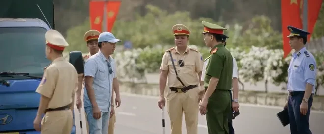 Lửa trắng - Tập 9: Nội gián của công an vẫn bị Lê Trường nghi ngờ, Mai xâm nhập địa bàn của băng đảng Santana