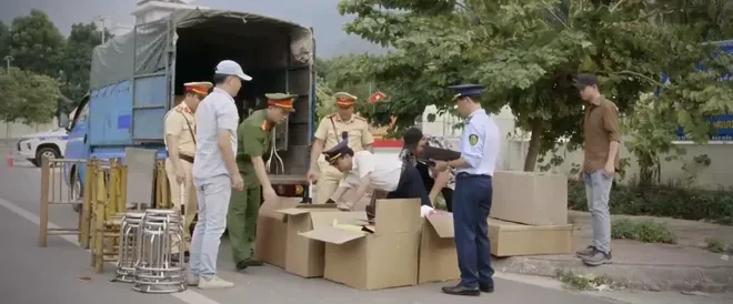 Lửa trắng - Tập 9: Nội gián của công an vẫn bị Lê Trường nghi ngờ, Mai xâm nhập địa bàn của băng đảng Santana