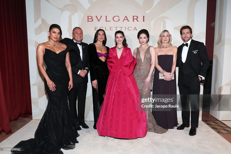 Lưu Diệc Phi, Anne Hathaway và cả dàn sao quốc tế tranh vị trí center trên thảm đỏ, nhiếp ảnh bấm máy mỏi cả tay Lưu Diệc Phi, Anne Hathaway và cả dàn sao quốc tế tranh vị trí center trên thảm đỏ, nhiếp ảnh bấm máy mỏi cả tay