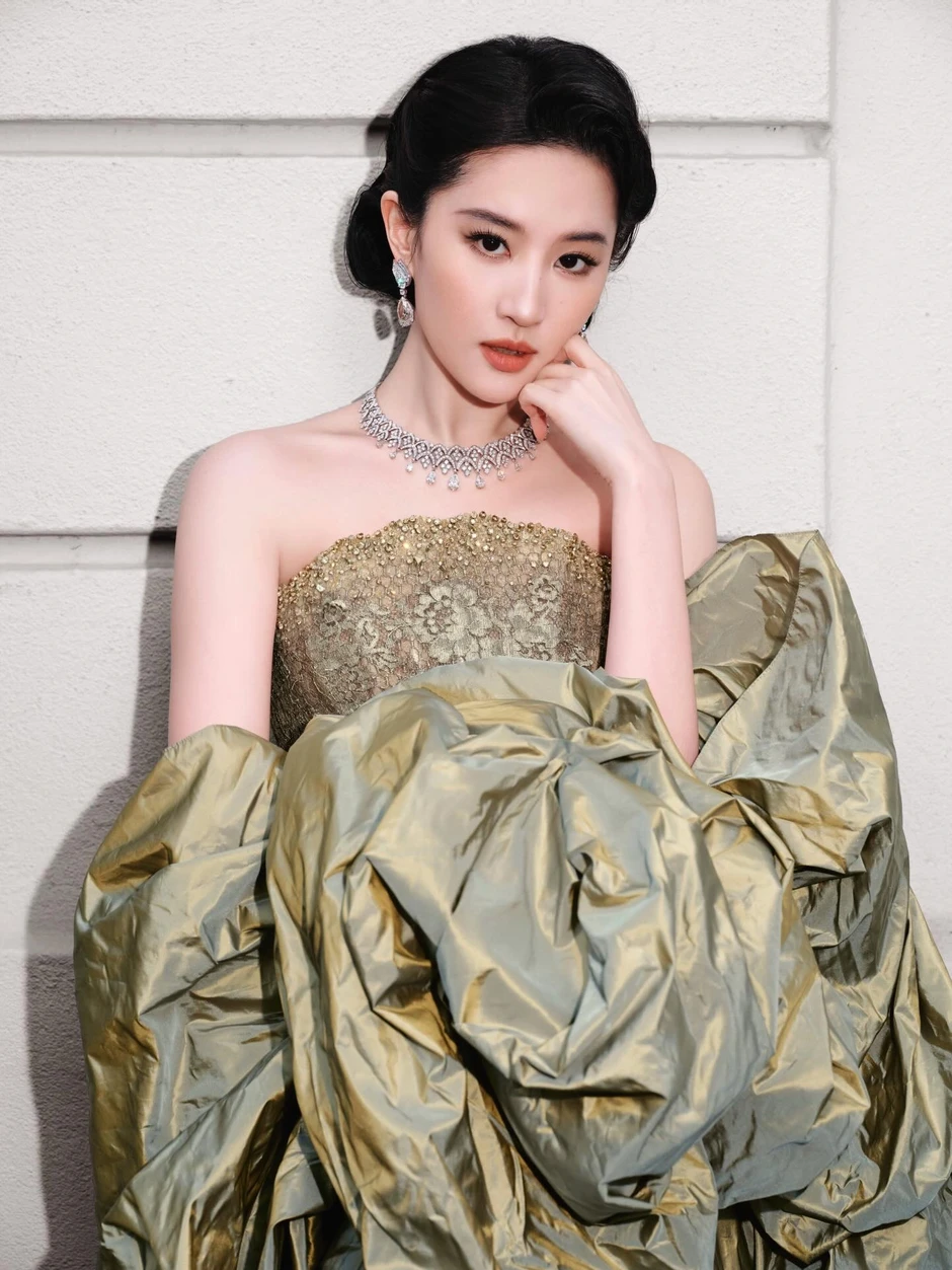 Lưu Diệc Phi đội vương miện, diện váy của nhà thiết kế Việt đón tuổi 39 Lưu Diệc Phi đội vương miện, diện váy của nhà thiết kế Việt đón tuổi 39