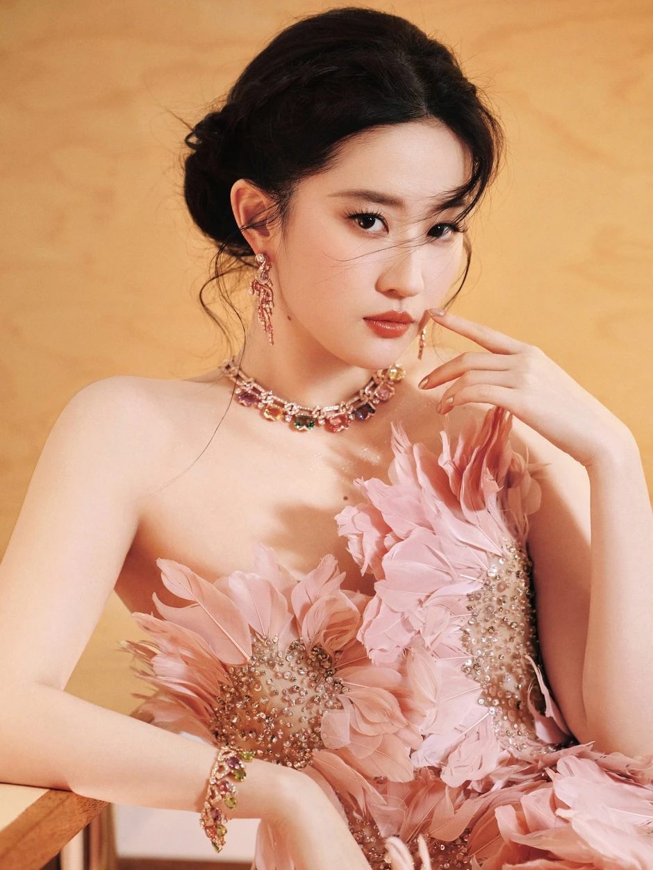 Lưu Diệc Phi đội vương miện, diện váy của nhà thiết kế Việt đón tuổi 39 Lưu Diệc Phi đội vương miện, diện váy của nhà thiết kế Việt đón tuổi 39
