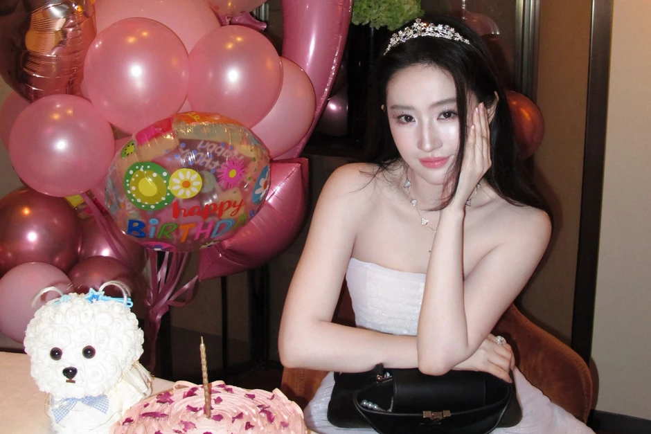 Lưu Diệc Phi đội vương miện, diện váy của nhà thiết kế Việt đón tuổi 39 Lưu Diệc Phi đội vương miện, diện váy của nhà thiết kế Việt đón tuổi 39