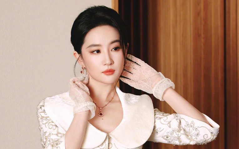 Lưu Diệc Phi kiếm 1950 tỷ đồng trong 3 năm, cuộc sống xa hoa gây choáng ngợp Lưu Diệc Phi kiếm 1950 tỷ đồng trong 3 năm, cuộc sống xa hoa gây choáng ngợp