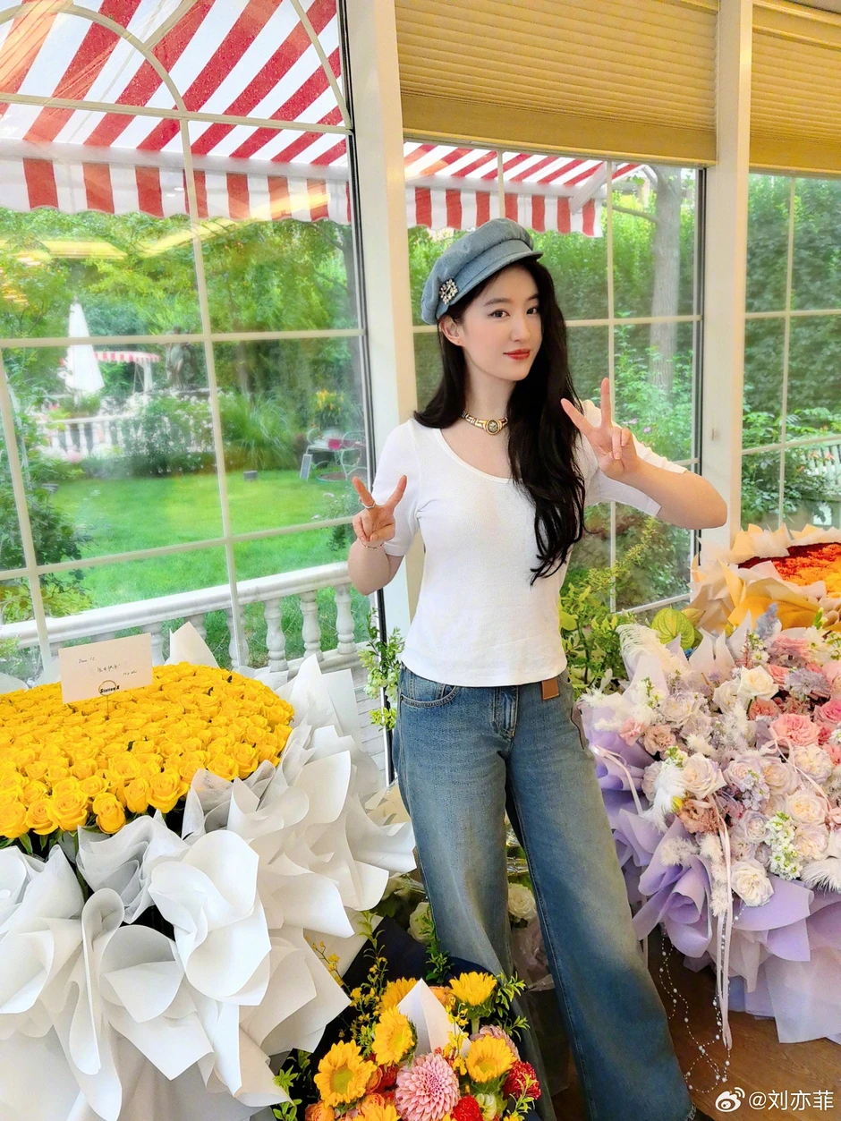 Lưu Diệc Phi kiếm 1950 tỷ đồng trong 3 năm, cuộc sống xa hoa gây choáng ngợp Lưu Diệc Phi kiếm 1950 tỷ đồng trong 3 năm, cuộc sống xa hoa gây choáng ngợp