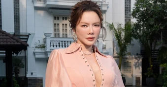 Lý Nhã Kỳ gợi cảm tại sự kiện, bị đàn em tiết lộ 'sắp có tin vui'