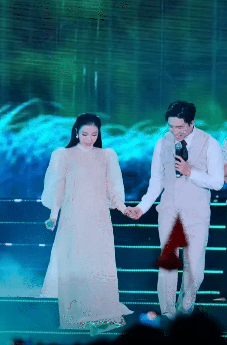LyLy ôm chặt "ngoại lệ duy nhất", đẹp đôi thế này ai nấy giục cưới gấp! LyLy ôm chặt "ngoại lệ duy nhất", đẹp đôi thế này ai nấy giục cưới gấp!