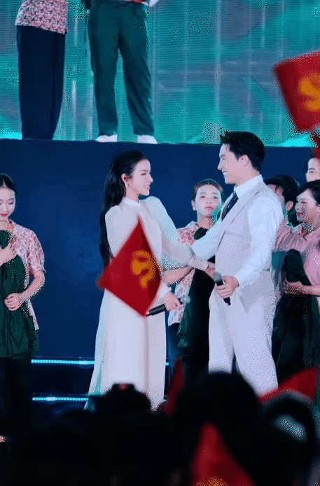 LyLy ôm chặt "ngoại lệ duy nhất", đẹp đôi thế này ai nấy giục cưới gấp! LyLy ôm chặt "ngoại lệ duy nhất", đẹp đôi thế này ai nấy giục cưới gấp!