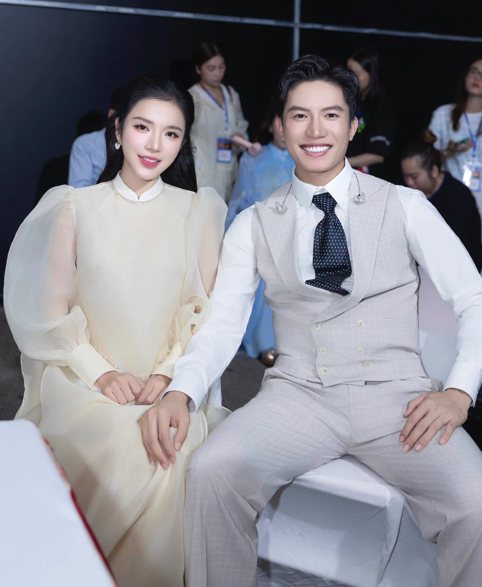 LyLy ôm chặt "ngoại lệ duy nhất", đẹp đôi thế này ai nấy giục cưới gấp! LyLy ôm chặt "ngoại lệ duy nhất", đẹp đôi thế này ai nấy giục cưới gấp!