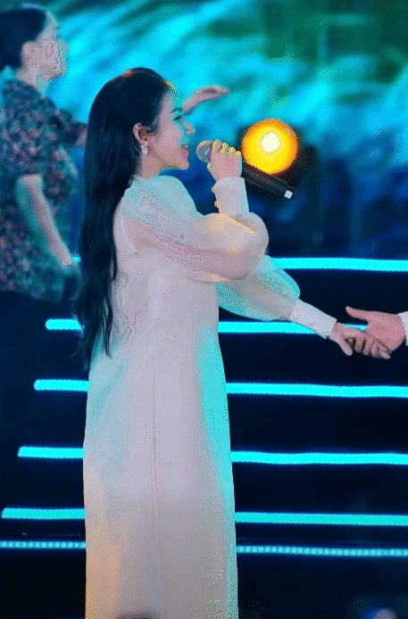 LyLy ôm chặt "ngoại lệ duy nhất", đẹp đôi thế này ai nấy giục cưới gấp! LyLy ôm chặt "ngoại lệ duy nhất", đẹp đôi thế này ai nấy giục cưới gấp!