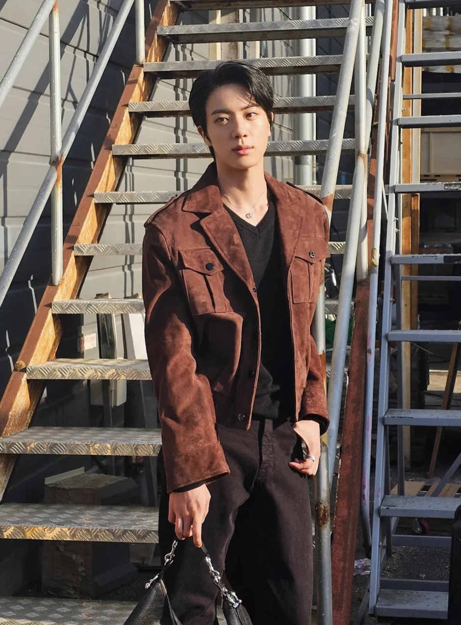 Mỹ nam đẹp nhất thế giới bị ruồng bỏ, công ty quản lý BTS “thêm dầu vào lửa”