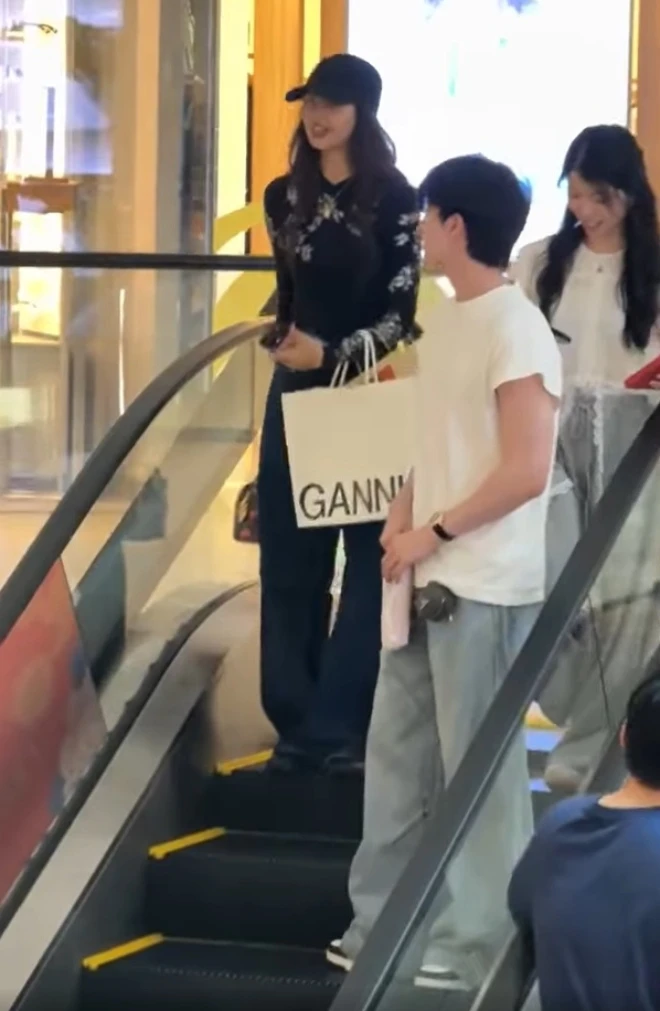 Mỹ nam điện ảnh Thái Lan cao 1m83, visual cực phẩm xuất hiện sát rạt bên Lisa giữa lúc rộ tin đồn chia tay tỷ phú gia tộc giàu nhất nhì thế giới Mỹ nam điện ảnh Thái Lan cao 1m83, visual cực phẩm xuất hiện sát rạt bên Lisa giữa lúc rộ tin đồn chia tay tỷ phú gia tộc giàu nhất nhì thế giới