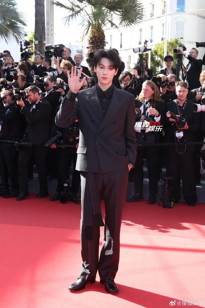 Mỹ nam "khó coi" nhất Cannes 2026 đây rồi: Mặt mũi lờ đờ ánh mắt thất thần trên thảm đỏ, càng nhìn càng nóng mắt Mỹ nam "khó coi" nhất Cannes 2026 đây rồi: Mặt mũi lờ đờ ánh mắt thất thần trên thảm đỏ, càng nhìn càng nóng mắt