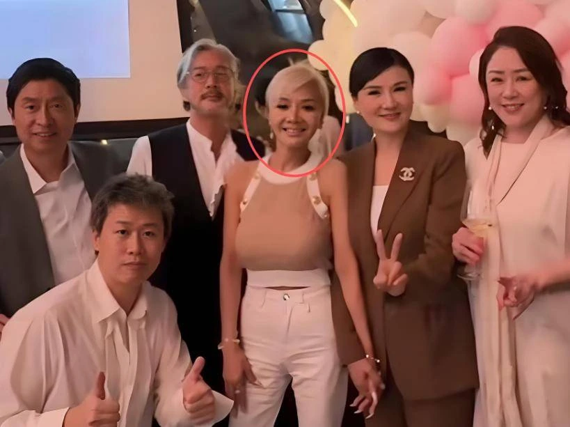 Mỹ nhân chi 6,6 tỷ mua bảo hiểm vòng 1 nay đi hát hội chợ, nhan sắc gầy gò lao dốc đáng tiếc Mỹ nhân chi 6,6 tỷ mua bảo hiểm vòng 1 nay đi hát hội chợ, nhan sắc gầy gò lao dốc đáng tiếc