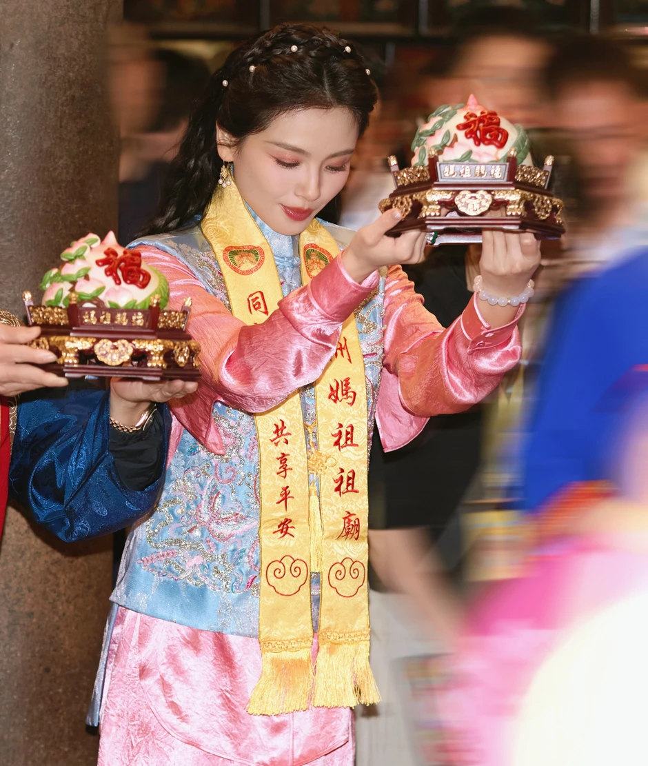 Mỹ nhân duy nhất trong showbiz có "biên chế thiên đình", vẻ đẹp được chính thánh thần lựa chọn Mỹ nhân duy nhất trong showbiz có "biên chế thiên đình", vẻ đẹp được chính thánh thần lựa chọn