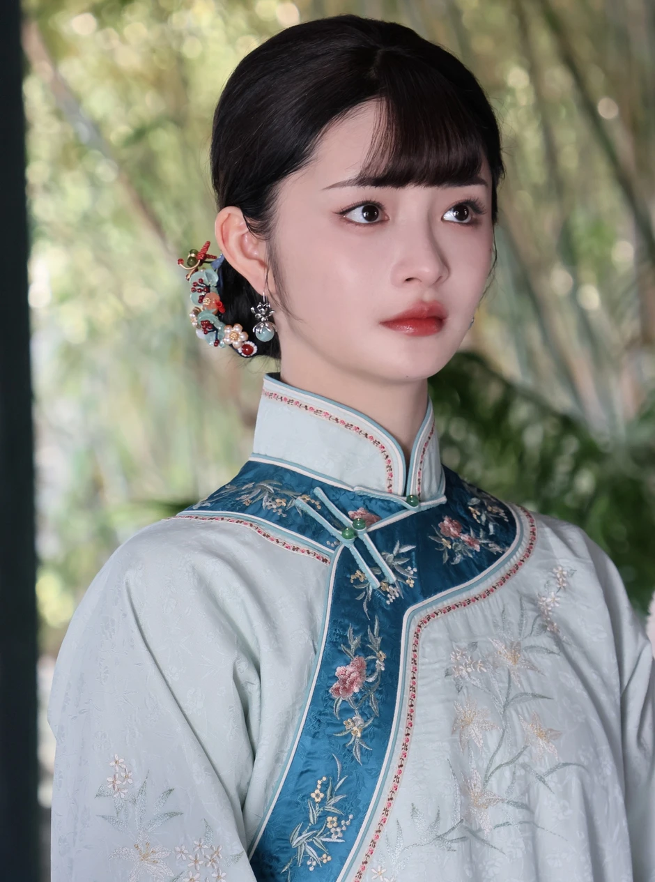 Mỹ nhân gây bão nhờ gương mặt đẹp hơn tranh