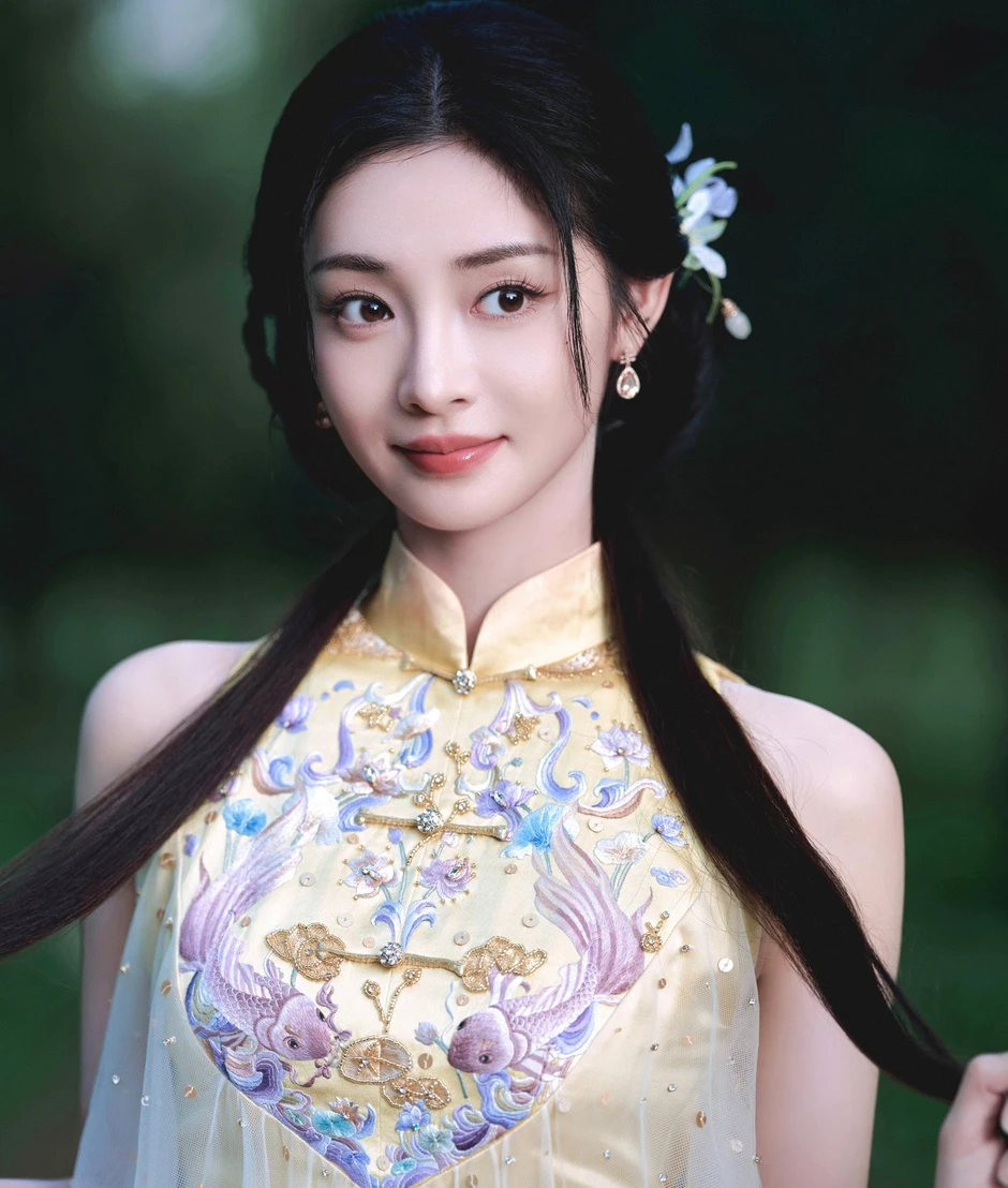 Mỹ nhân gây bão nhờ gương mặt đẹp hơn tranh