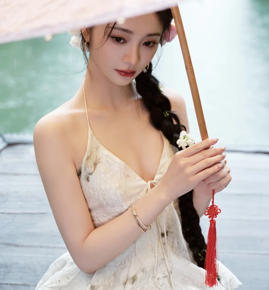 Mỹ nhân gây bão nhờ gương mặt đẹp hơn tranh