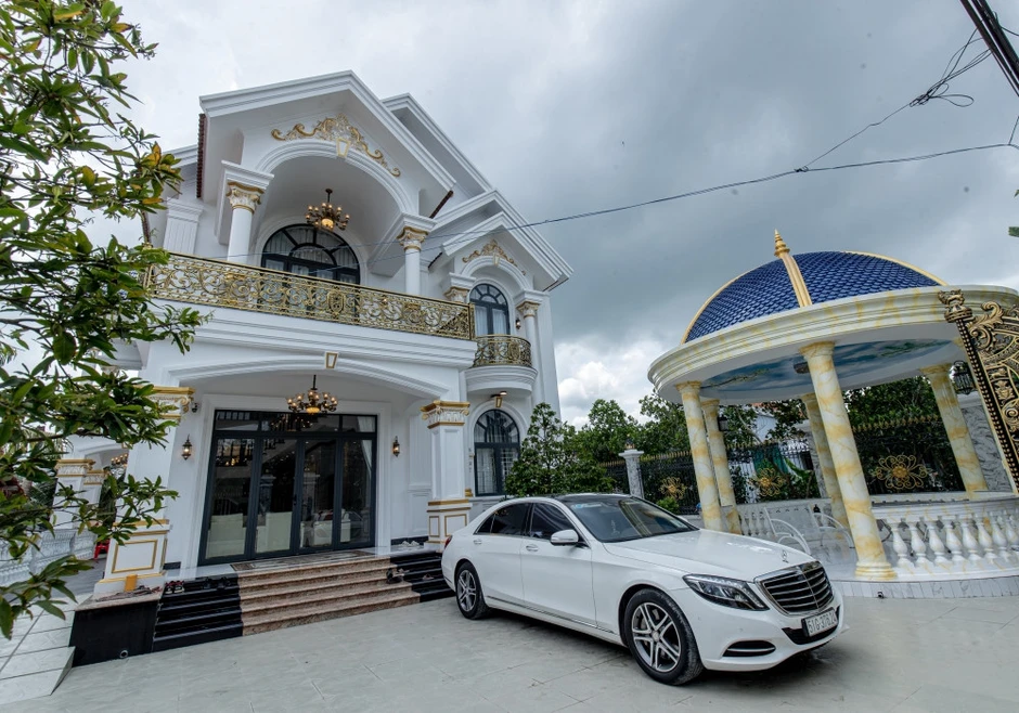 Mỹ nhân người miền Tây từ khó khăn thành Hoa hậu: Xây nhà 10 tỷ báo hiếu, chuyện yêu đương bí ẩn Mỹ nhân người miền Tây từ khó khăn thành Hoa hậu: Xây nhà 10 tỷ báo hiếu, chuyện yêu đương bí ẩn