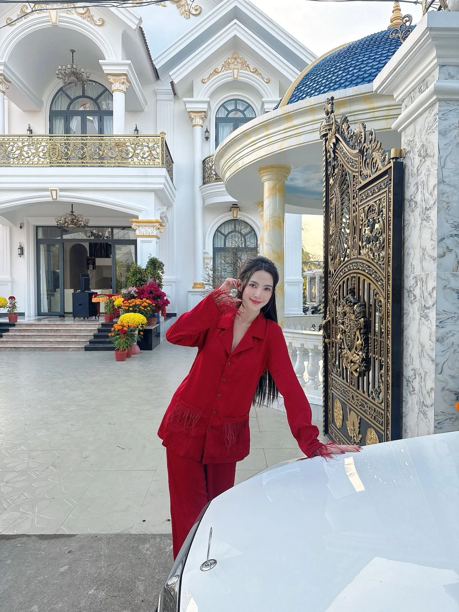 Mỹ nhân người miền Tây từ khó khăn thành Hoa hậu: Xây nhà 10 tỷ báo hiếu, chuyện yêu đương bí ẩn Mỹ nhân người miền Tây từ khó khăn thành Hoa hậu: Xây nhà 10 tỷ báo hiếu, chuyện yêu đương bí ẩn