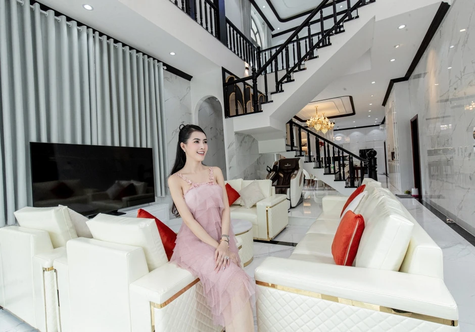 Mỹ nhân người miền Tây từ khó khăn thành Hoa hậu: Xây nhà 10 tỷ báo hiếu, chuyện yêu đương bí ẩn Mỹ nhân người miền Tây từ khó khăn thành Hoa hậu: Xây nhà 10 tỷ báo hiếu, chuyện yêu đương bí ẩn