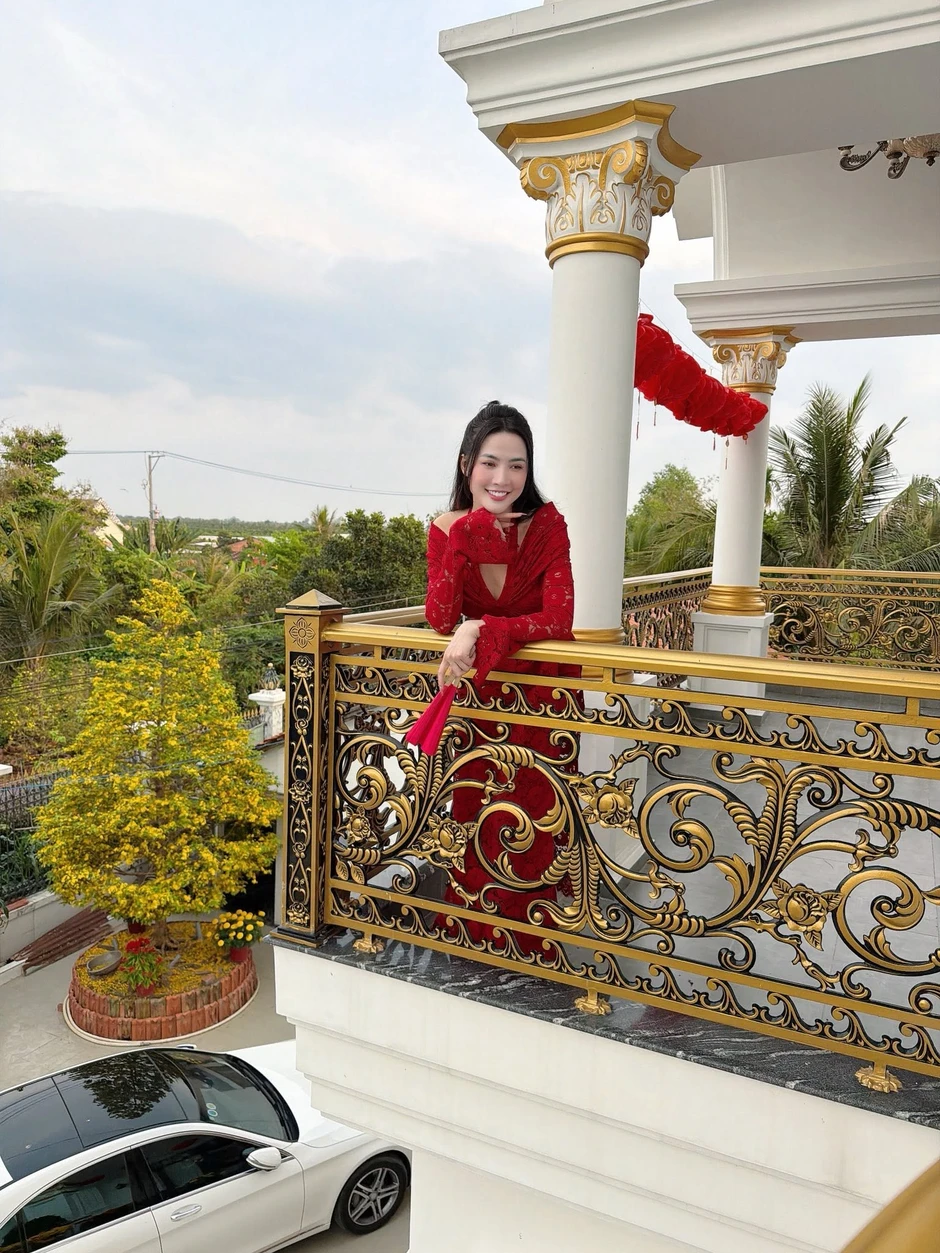 Mỹ nhân người miền Tây từ khó khăn thành Hoa hậu: Xây nhà 10 tỷ báo hiếu, chuyện yêu đương bí ẩn Mỹ nhân người miền Tây từ khó khăn thành Hoa hậu: Xây nhà 10 tỷ báo hiếu, chuyện yêu đương bí ẩn