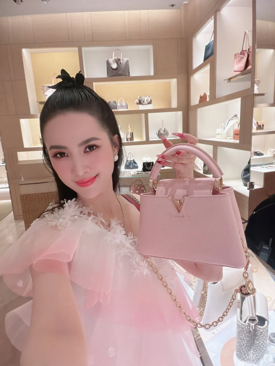 Mỹ nhân người miền Tây từ khó khăn thành Hoa hậu: Xây nhà 10 tỷ báo hiếu, chuyện yêu đương bí ẩn Mỹ nhân người miền Tây từ khó khăn thành Hoa hậu: Xây nhà 10 tỷ báo hiếu, chuyện yêu đương bí ẩn