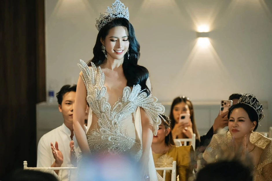 Mỹ nhân người miền Tây từ khó khăn thành Hoa hậu: Xây nhà 10 tỷ báo hiếu, chuyện yêu đương bí ẩn Mỹ nhân người miền Tây từ khó khăn thành Hoa hậu: Xây nhà 10 tỷ báo hiếu, chuyện yêu đương bí ẩn